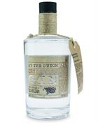 By The Dutch Premium Dry Gin fra Holland indeholder 70 centiliter med 43,5 procent alkohol